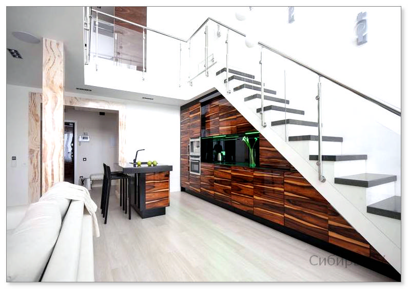 Гостиная с лестницей на второй этаж